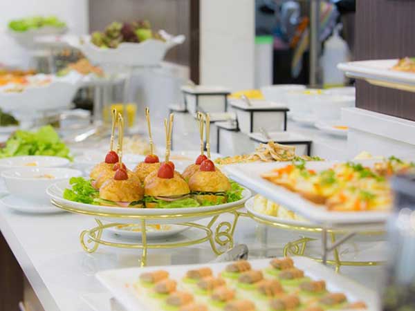 Lý do các khách sạn thường phục vụ bữa sáng miễn phí cho khách sẽ khiến bạn bất ngờ