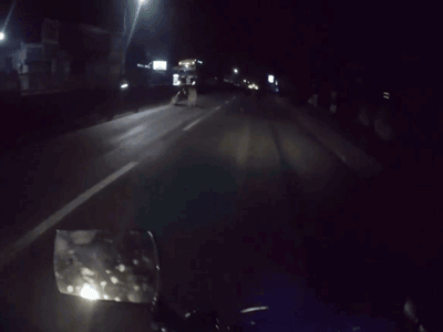 Video: Dựng xe rồi quỳ gối giữa đường, người đàn ông bị container đâm kinh hoàng
