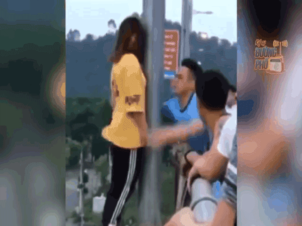 Video: Thấy cô gái đứng bằng nửa bàn chân ngoài lan can cầu, chàng trai bất ngờ ôm chặt và diễn biến gay cấn sau đó
