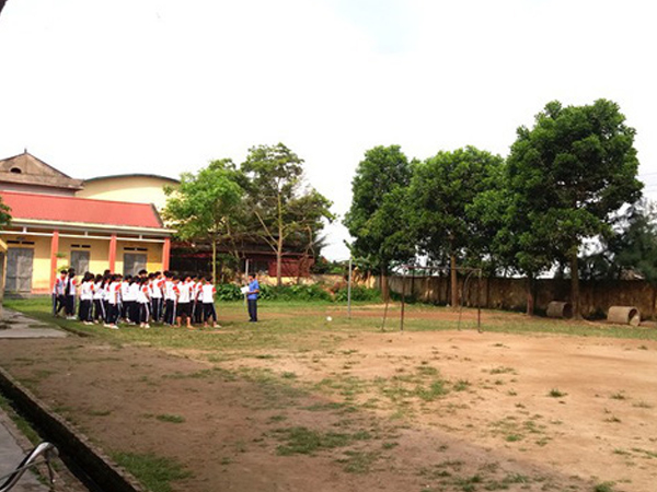 Hải Dương: Trường THCS Quyết Thắng điều học sinh đi tỉa cây, bị điện giật tử vong