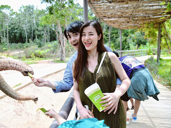 Đông Nhi rạng rỡ, để lộ vòng 2 đã to rõ trong tháng thứ 4 của thai kì: Được Ông Cao Thắng chăm khéo quá đây mà!