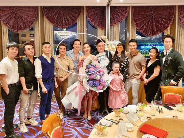 Hà Hồ rạng rỡ lộ diện bên Kim Lý ở tháng thứ 3 song thai, kiên quyết giấu bụng bằng cách quen