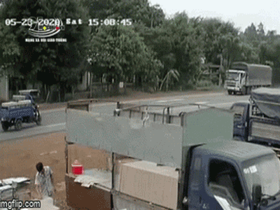 Video: Khoảnh khắc xe ba gác lấn làn đâm trực diện xe tải, gây hậu quả nghiêm trọng
