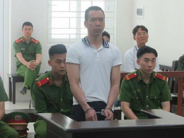 Thấy số lạ gọi cho vợ, gã đàn ông vung dao chém vợ và con cụt ngón tay