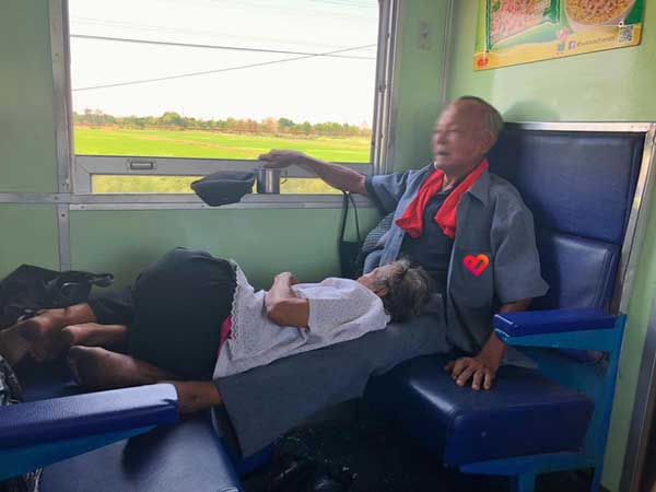Hình ảnh cụ ông kê chân cho bà nằm trên chuyến tàu xa khiến dân tình xúc động: 'Đã chọn đúng người, thì cả đời này đâu cần phải lớn lên'