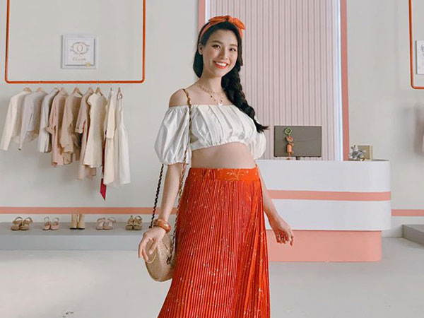 'Bà bầu' Hoàng Oanh tự tin diện crop top khoe bụng 'vượt mặt', nhan sắc cùng thần thái rạng rỡ khiến hội chị em ghen tị