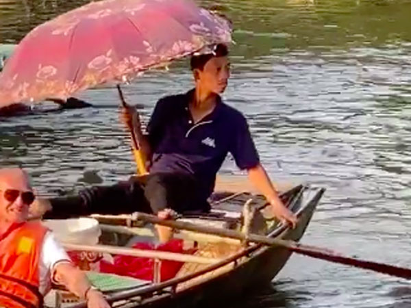 Hình ảnh người đàn ông chèo thuyền ở Tràng An với tư thế có 1-0-2 bất ngờ được khách nước ngoài khen nức nở