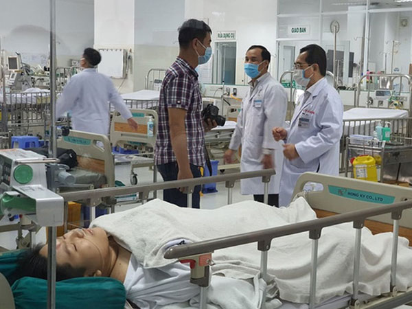 Vụ cây bật gốc khiến nhiều học sinh thương vong: 'Đưa cháu đến trường, chỉ 5 phút sau tôi nhận được tin cây đổ, cảnh tượng kinh hoàng lắm'