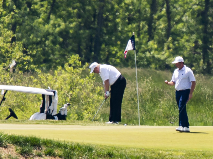 Ông Trump bảo vệ chuyến đi chơi golf giữa đại dịch Covid-19
