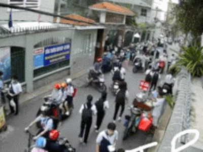 Clip: Khoảnh khắc cây phượng bật gốc, đổ đè 18 học sinh thương vong ở Sài Gòn