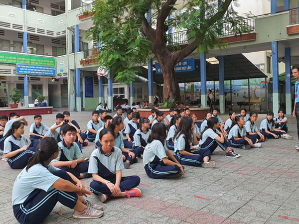 Một ngày sau vụ bật gốc cây ở sân trường: Phụ huynh lo lắng dắt tay con, học sinh ám ảnh không dám nhớ đến vụ việc