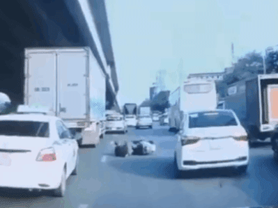 Video: Tự ngã giữa đường, người đàn ông có màn 'diễn sâu' ăn vạ khiến tất cả cạn lời