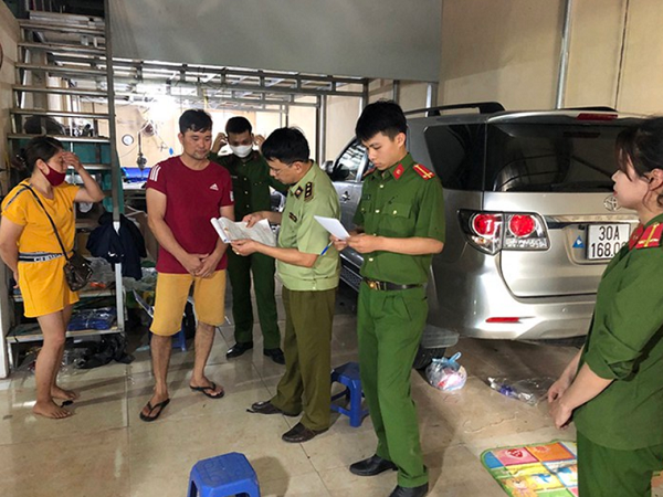 Hà Nội: Thu giữ hàng nghìn sản phẩm quần áo nhái các thương hiệu nổi tiếng