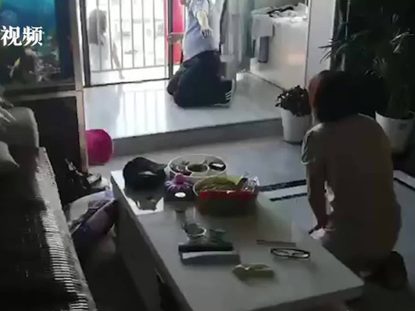Cãi nhau với chị gái, cô bé 10 tuổi tuyệt vọng đòi nhảy lầu tự vẫn, mẹ khóc lóc quỳ xuống cầu xin tha thứ: 'Mẹ sẽ thay đổi'