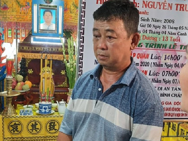 Người cha lặng lẽ bên linh cữu đứa con trai khi phép màu đã tắt: 'Nó còn khoanh tay chào tôi ngoan ngoãn đi vào trường, nào ngờ...'