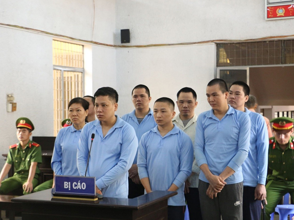 8 bị cáo bật khóc khi được mẹ nạn nhân xin giảm án tại tòa