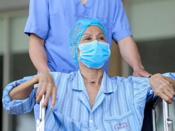 Bác gái bệnh nhân 17: Tôi mang ơn các y bác sĩ đã cứu sống tôi