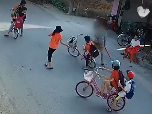 Video: Người phụ nữ nấp trong ngõ, liên tục chạy ra đường dùng gậy tấn công nhiều học sinh