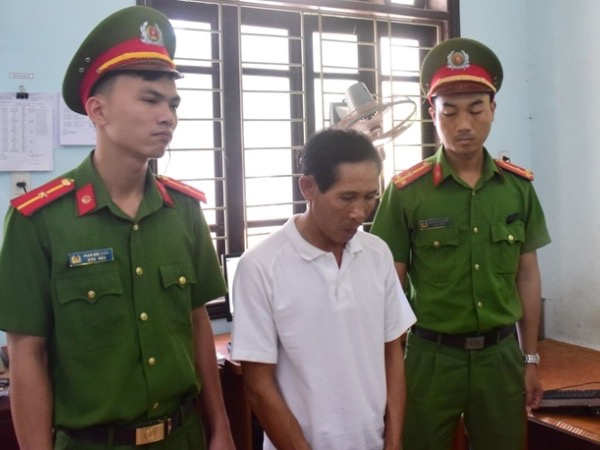 Chồng cầm chày đánh, vợ rơi từ tầng 2 xuống đất
