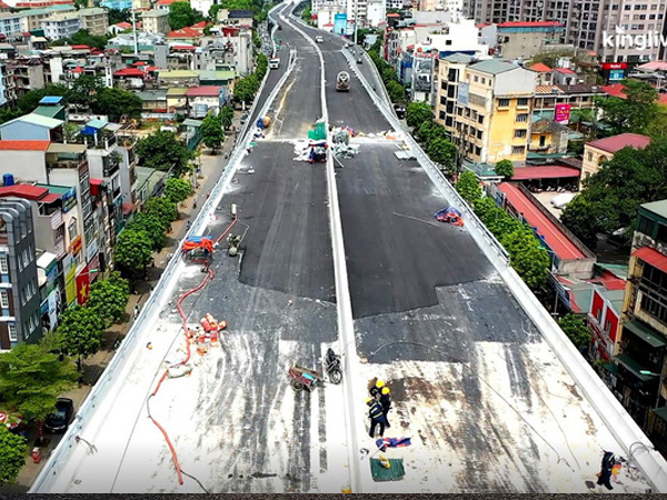 Đường Vành đai 2 trên cao từ góc máy flycam: Đoạn Ngã Tư Sở - Vọng gần hoàn thiện, mặt đường đã trải asphalt