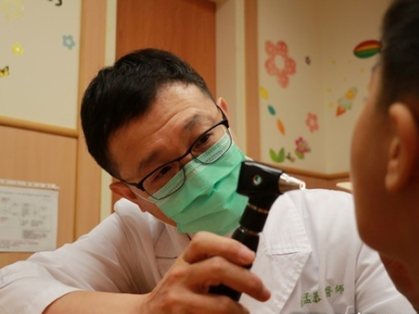 Con có biểu hiện ho, thở nhanh, tức ngực... khi đi khám mới biết nguyên nhân do thói quen tai hại của bố