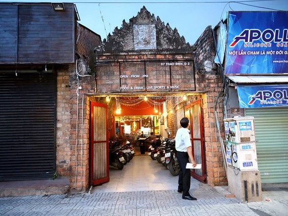 Bar Buddha phải gỡ bỏ toàn bộ tranh tượng, bảng hiệu liên quan Phật giáo