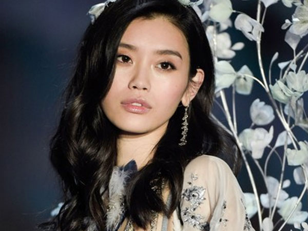 Siêu mẫu Victoria's Secret gây tranh cãi với động thái bất ngờ sau khi bố chồng trùm sòng bạc Hà Hồng Sân qua đời