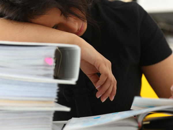 Câu chuyện cựu sinh viên NEU đi làm lương 22 triệu/tháng nhưng vẫn stress vì không có thời gian cho bản thân: Người đồng cảm, người cho rằng chẳng có gì để than vãn