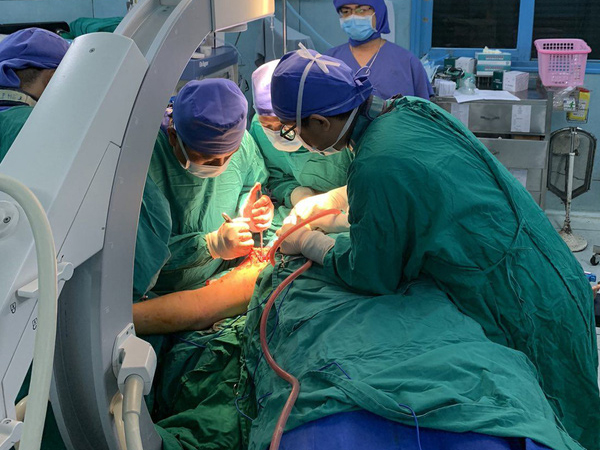 Vụ cây phượng đổ đè trúng 18 học sinh: Bé trai bị đa chấn thương nặng phải trải qua ca phẫu thuật 5 tiếng