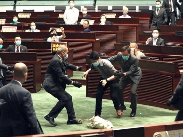 Nghị sĩ Hong Kong ném cây thối giữa cuộc họp