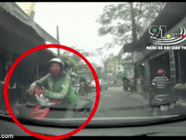 Dựng chân chống xe đứng bấm điện thoại, quyết không nhường đường, tài xế công nghệ bị người đàn ông đi ô tô đánh túi bụi