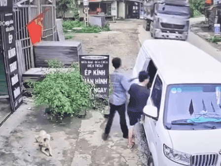 Xe ben drift bất ngờ khiến 3 thanh niên lập tức chạy 'bán sống bán chết'