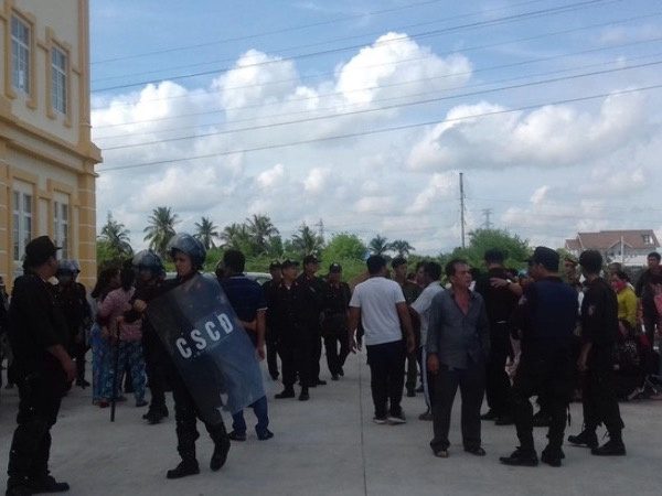 Người nhà đại ca giang hồ Tân 'móp' la hét sau khi tòa tuyên án, hàng trăm cảnh sát phải can thiệp