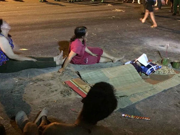 Người thân khóc ngất bên thi thể bé trai 4 tuổi ngã xuống hố ga không đậy nắp