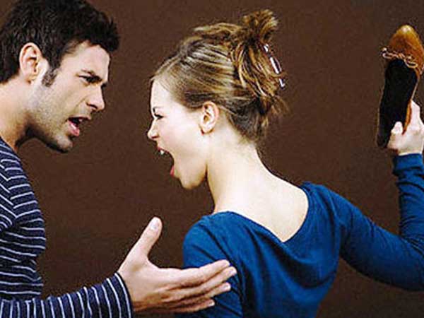Ghen tuông mù quáng, vợ làm việc này với chồng trước mặt bạn bè khiến anh ta mất hết mặt mũi