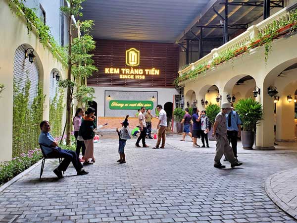 Đổi chủ, kem Tràng Tiền bất ngờ lột xác với phong cách châu Âu sang chảnh