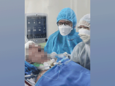 CLIP: Nam phi công người Anh có thể xoay đầu khi nhận y lệnh từ bác sĩ, phục hồi tốt và có hy vọng sống mà không cần ghép phổi