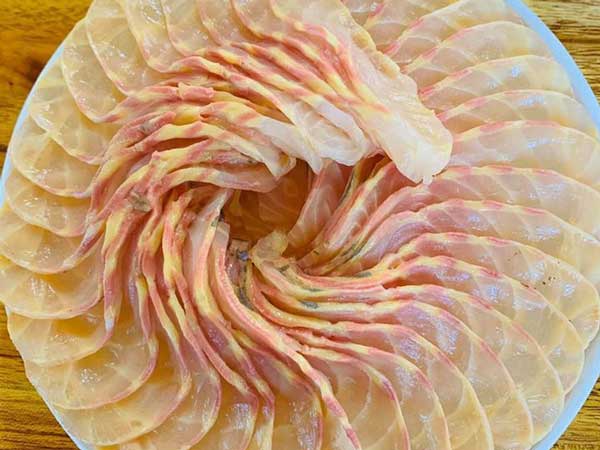 Thanh niên được bạn gái cuốn cho miếng gỏi, không ăn được bèn gắp vào bát bố người yêu bảo: 'bác ăn hộ cháu không bỏ đi thì phí ạ' và cái kết khiến dân tình...cạn lời