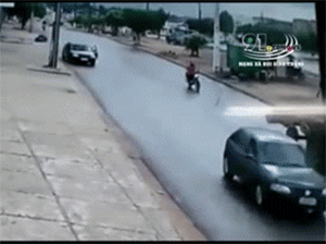 Nam thanh niên chạy xe máy tốc độ cao đâm trực diện vào máy xúc tử vong, khoảnh khắc ám ảnh khiến ai chứng kiến cũng bủn rủn chân tay