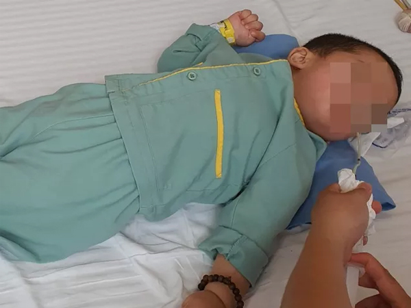 Bé trai 21 tháng bị bại não chỉ sau một cốc trà sữa, cảnh báo sai lầm cha mẹ có thể làm trẻ chết oan