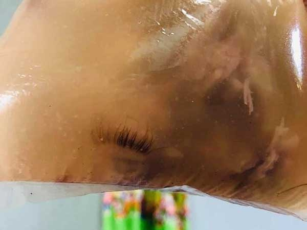 Gọi đồ ăn bên ngoài, cô gái tá hỏa khi thấy một 'bờ mi cong vút' trong chiếc túi đựng đồ ăn, gắp vội ra ngoài xem xong ai cũng muốn bỏ ăn