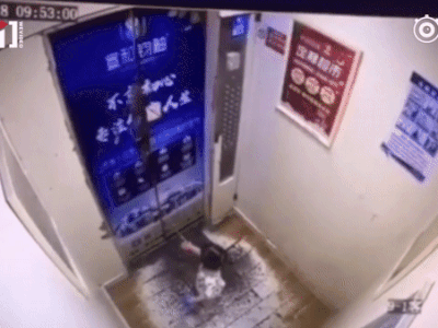 Kẹt tay vào vòng dây an toàn, đứa trẻ 2 tuổi bị treo trên cửa thang máy, đoạn video ghi lại cảnh tượng này khiến các bậc phụ huynh sợ hãi