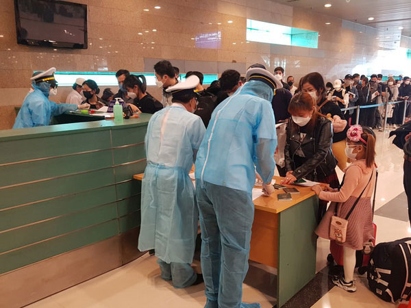 Hơn 340 công dân Việt Nam từ Singapore về Cần Thơ