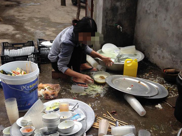 Về ra mắt bị nhà người yêu bắt rửa 5 mâm bát, cô gái rửa đúng chiếc bát mình ăn rồi "bỏ của chạy lấy người"