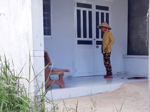 Chủ nợ đến tận nhà tạt chất thải lên khắp người 'con nợ'