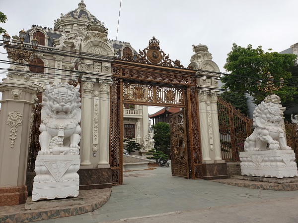 Choáng váng trước tòa lâu đài xây gần 10 năm của triệu phú Nam Định, ngày cưới cô dâu nhận vương miện 100 cây vàng