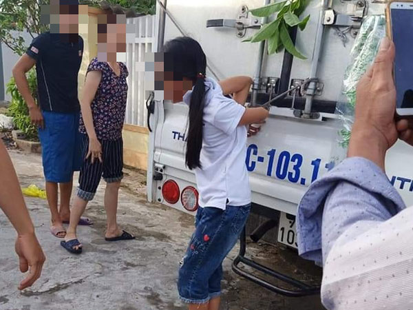 Người mẹ trói buộc chân tay bé gái vào xe tải vì trộm tiền: Chỉ là răn đe, dạy dỗ con thôi