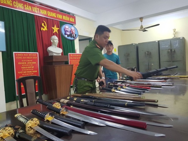 Đang ăn cơm, một con nợ bị nhóm giang hồ đưa về đánh đập
