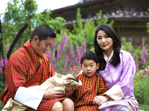 Hoàng hậu 'vạn người mê' Bhutan chính thức công bố hình ảnh con trai thứ 2 mới sinh khiến dân mạng xuýt xoa