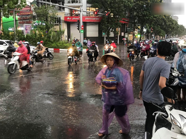 Mây đen giăng kín bầu trời, mưa giông 'giải nhiệt' cho Hà Nội sau đợt nắng nóng kinh hoàng